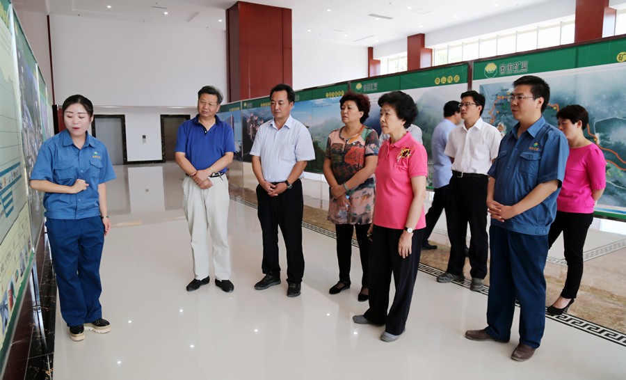 202406261719378923823409.jpg 1-2015年8月,全國政協副主席、中國科學院院士王志珍一行蒞臨金徽股份調研。.jpg