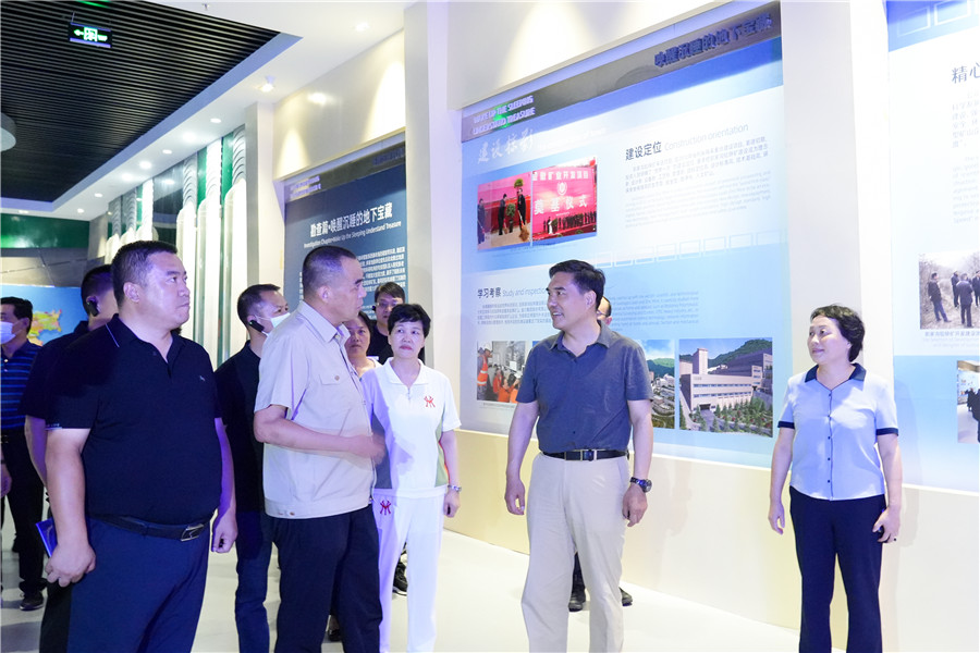 202406261719379496106820.jpg 12-2022年8月,省委常委、省委統戰部長孫雪濤帶領帶領全省黨外代表人士考察團蒞臨金徽股份調研指導。.jpg