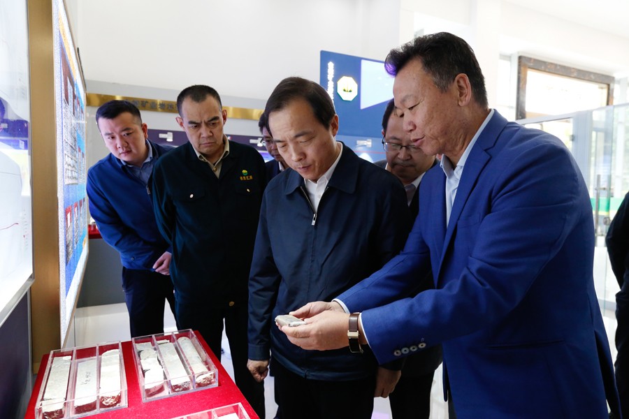 202406261719379802771192.jpg 15-2019年5月,時任省委常委、副省長周學文調研金徽股份時強調:政府應予以全力支持金徽股份的綠色礦山建設工作。.jpg