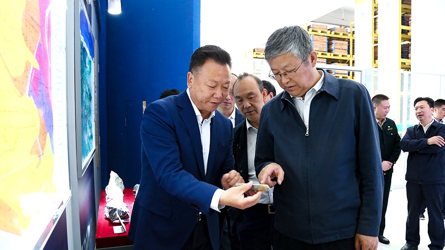 202406261719380118476231.jpg 33-2021年5月,隴南市委書記張珂兵蒞臨礦區調研尾礦庫治理及綠色礦山建設情況。.jpg